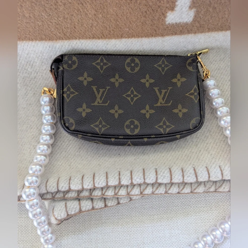 🤎AUTH Pre loved Louis Vuitton Pochette + Pearl Crossbody Strap! - Picture 3 of 15